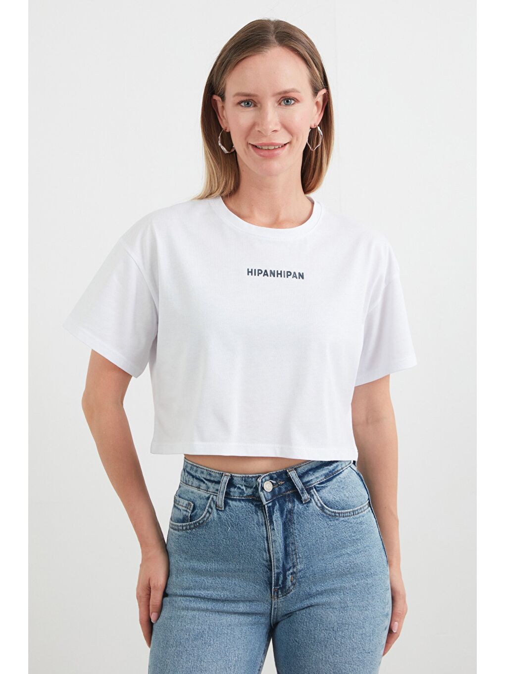 Beyaz Kabartma Yazı Baskılı Crop Tişört