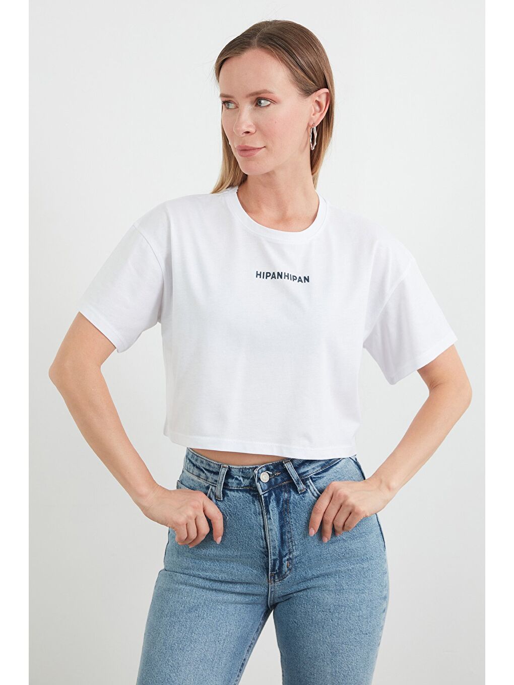 Beyaz Kabartma Yazı Baskılı Crop Tişört-1