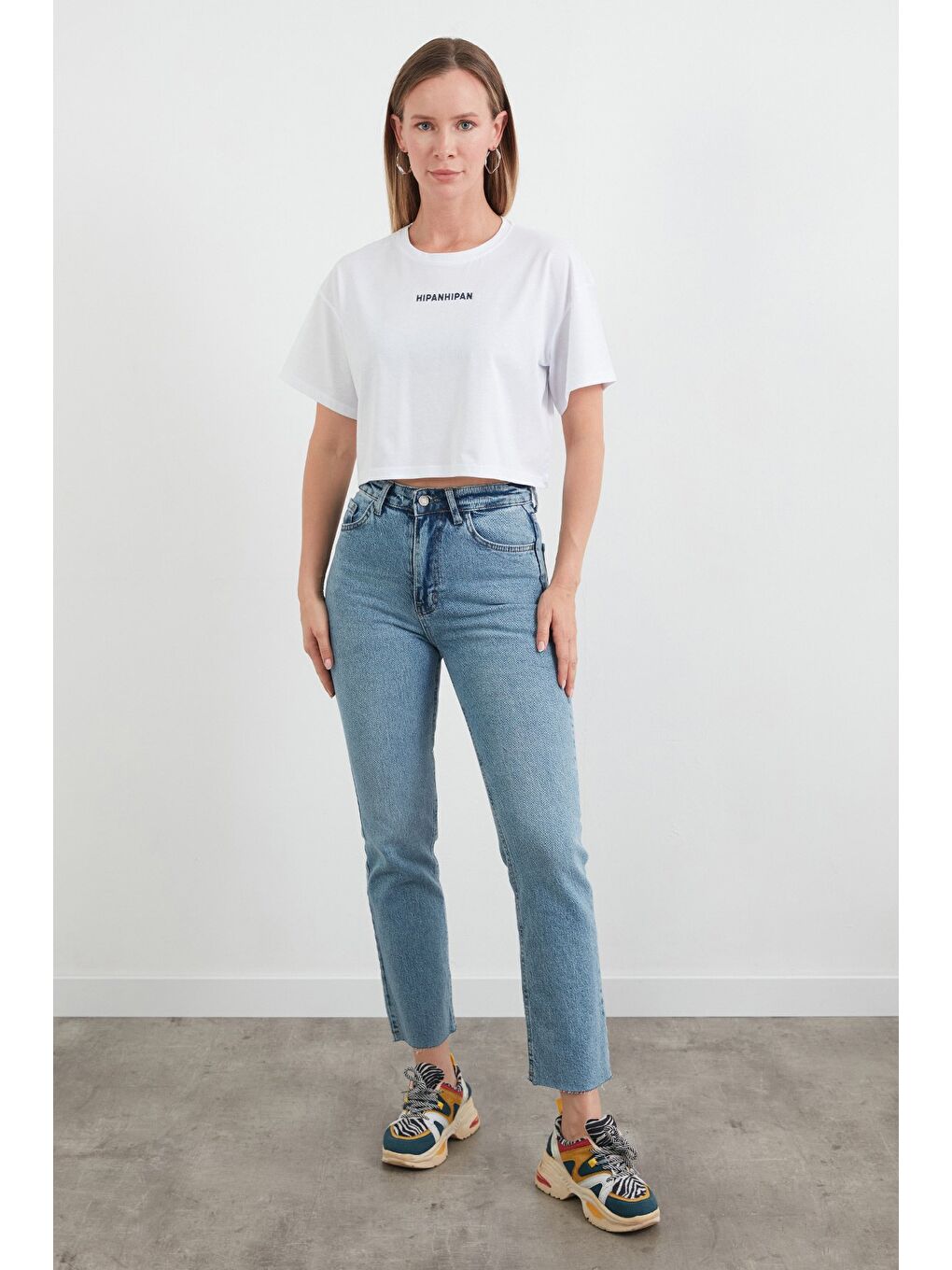 Beyaz Kabartma Yazı Baskılı Crop Tişört-2