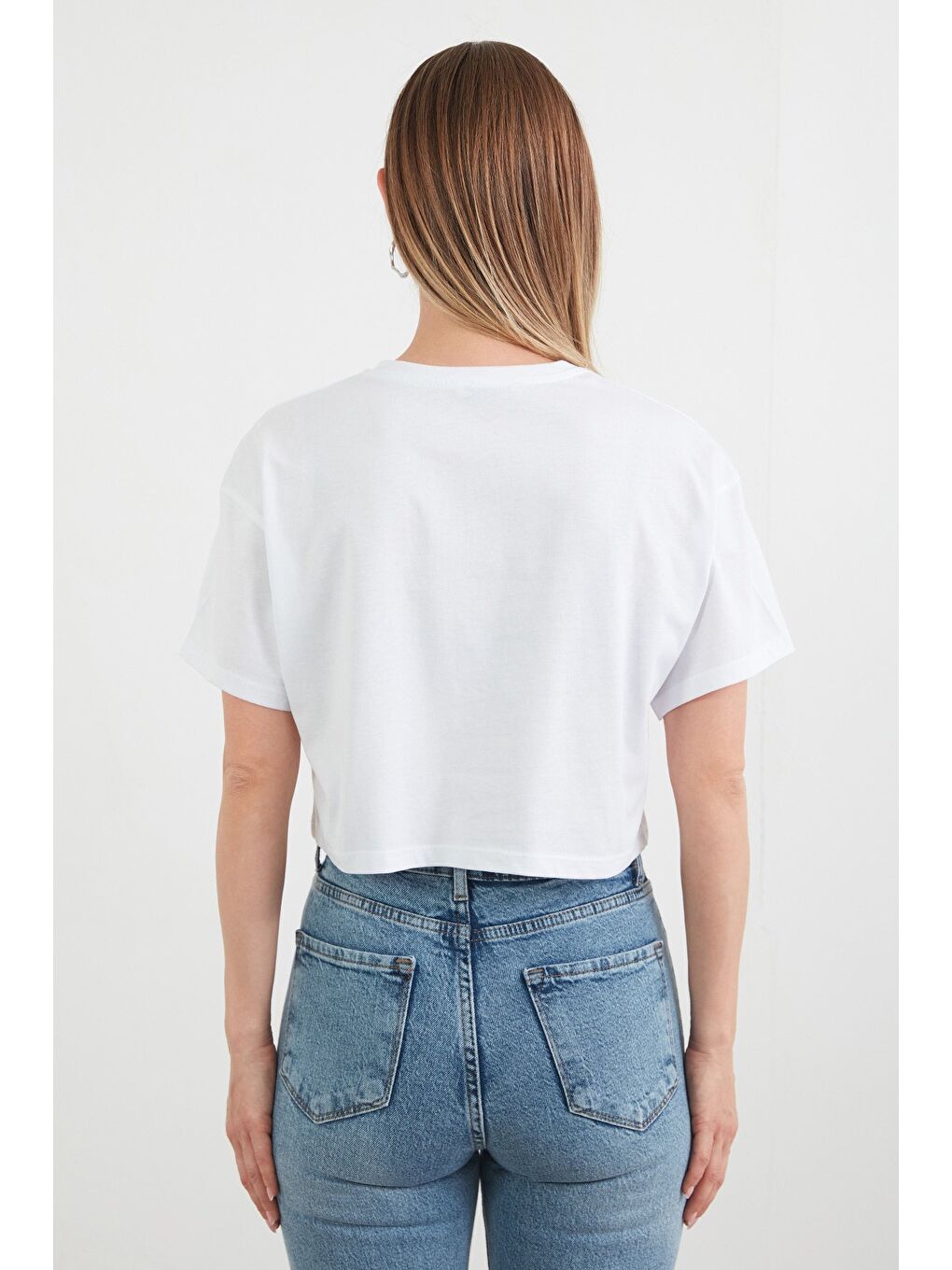 Beyaz Kabartma Yazı Baskılı Crop Tişört-3