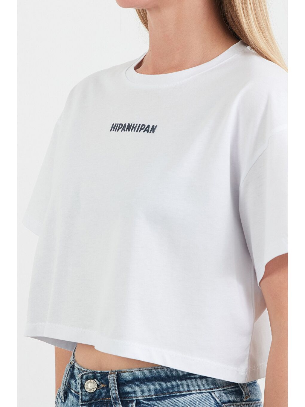 Beyaz Kabartma Yazı Baskılı Crop Tişört-4