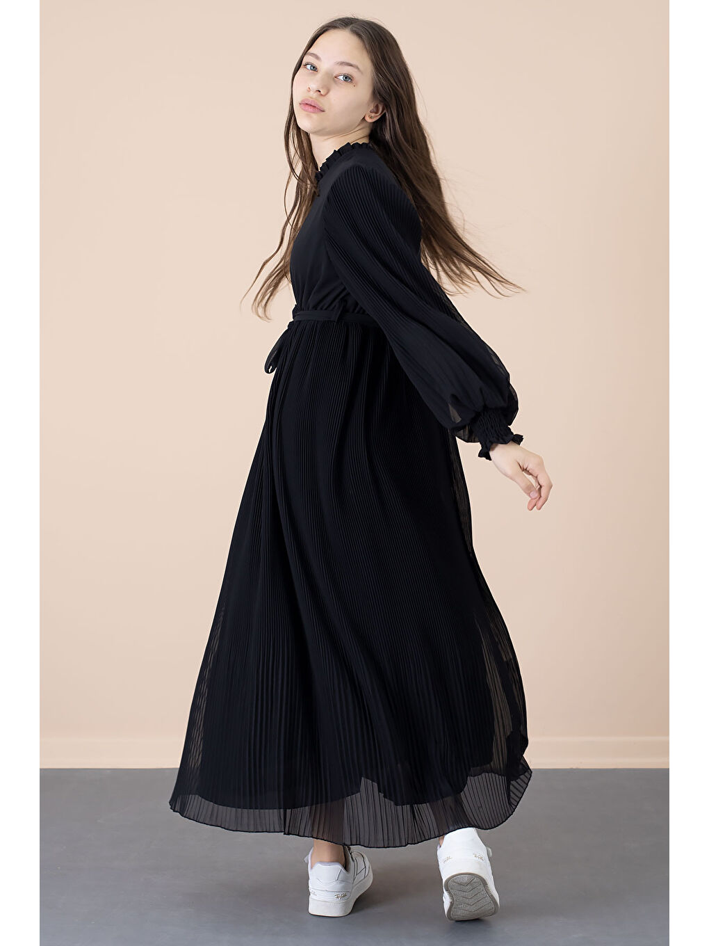 Siyah Yakası Fırfırlı Kuşaklı Kız Çocuk Piliseli Şifon Elbise 20560-4