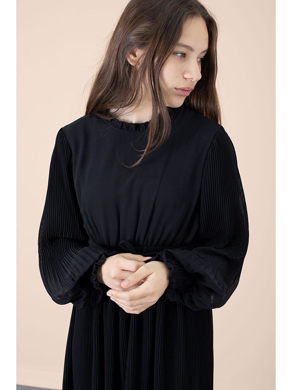 Siyah Yakası Fırfırlı Kuşaklı Kız Çocuk Piliseli Şifon Elbise 20560-9