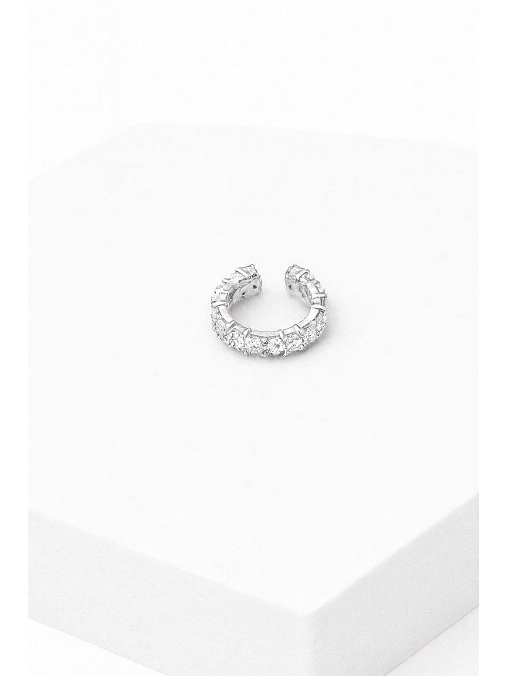 Gri XOXO Geçirmeli Baget Taşlı Kıkırdak Küpe