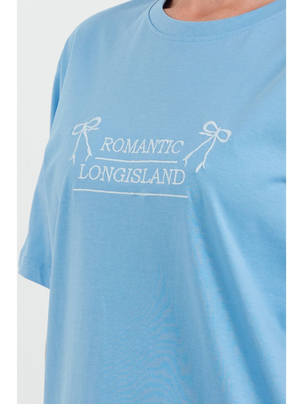 Mavi Yazı Ve Kurdele Nakışlı Oversize Tişört-4