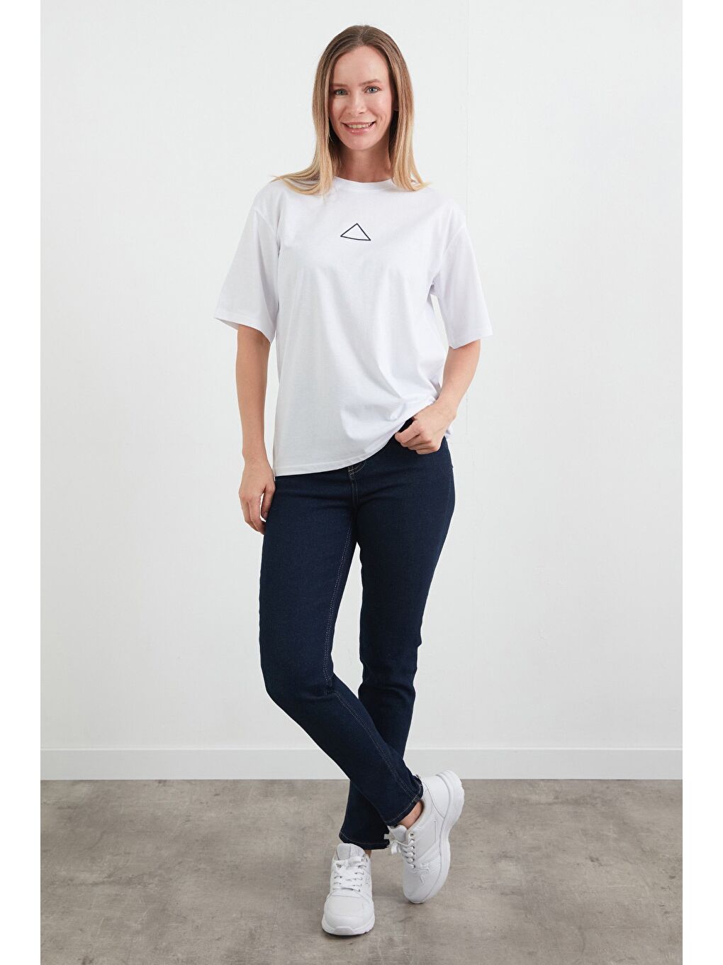 Beyaz Üçgen Nakışlı Bisiklet Yaka Oversize Tişört-1