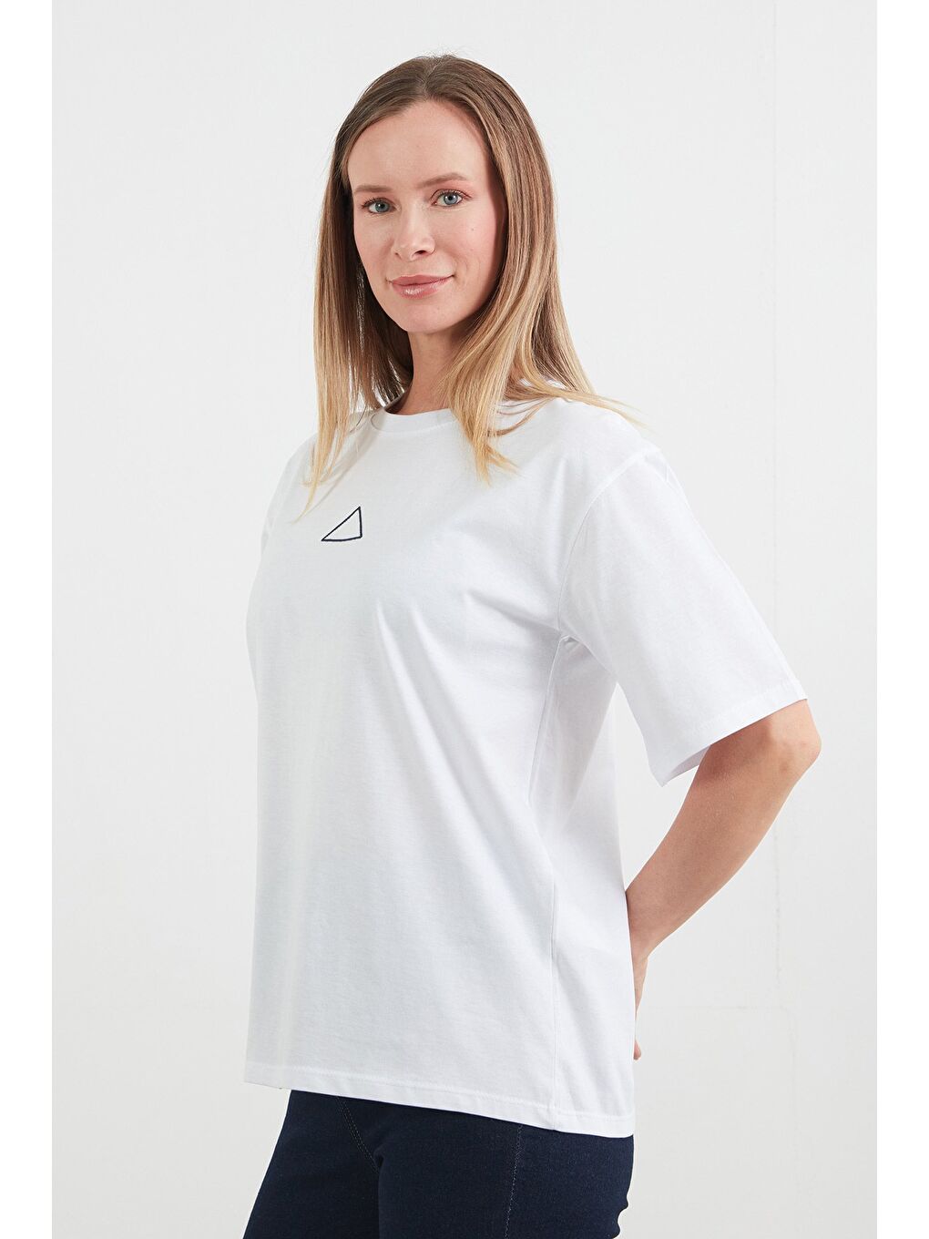 Beyaz Üçgen Nakışlı Bisiklet Yaka Oversize Tişört-2