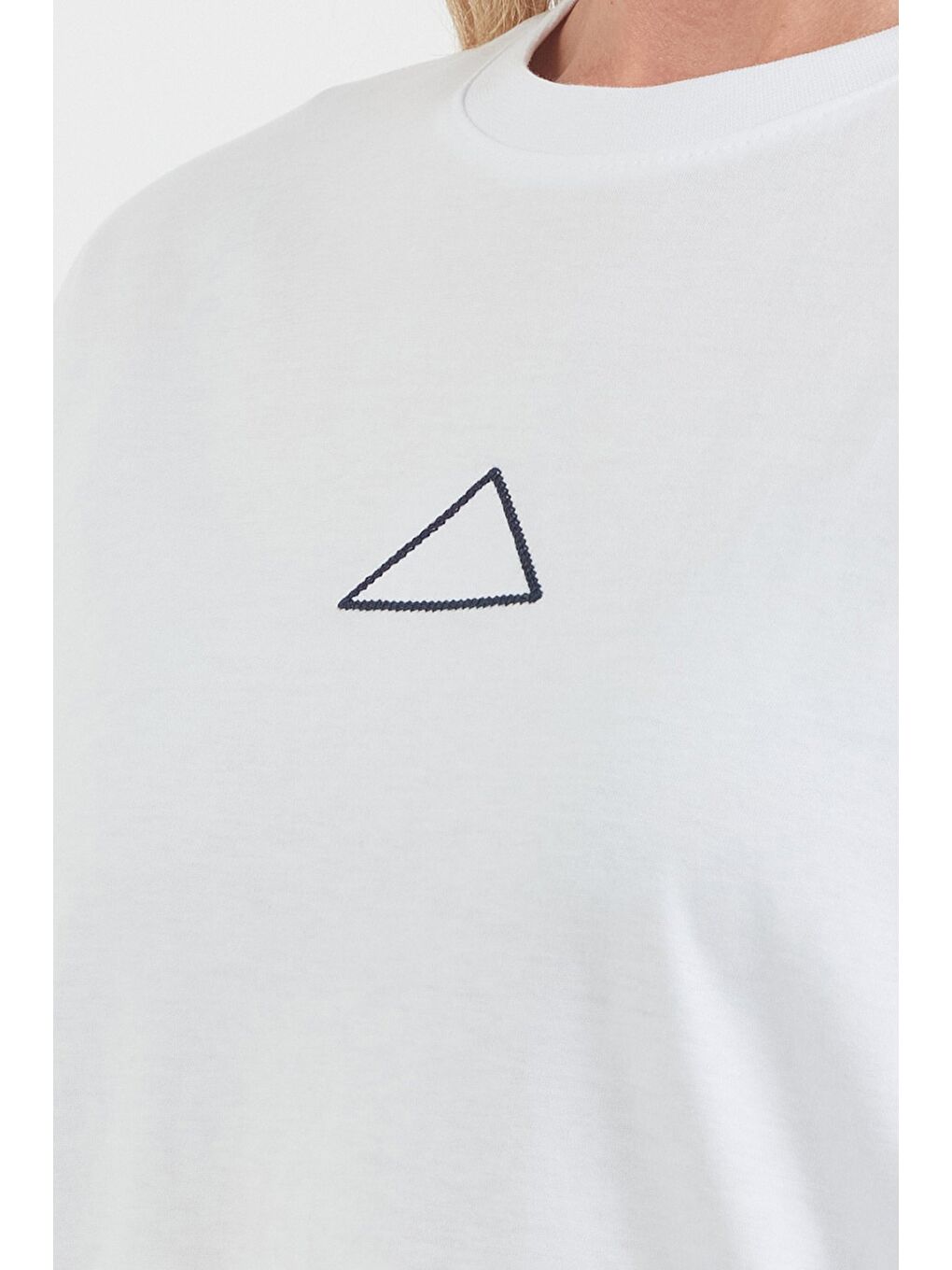 Beyaz Üçgen Nakışlı Bisiklet Yaka Oversize Tişört-4