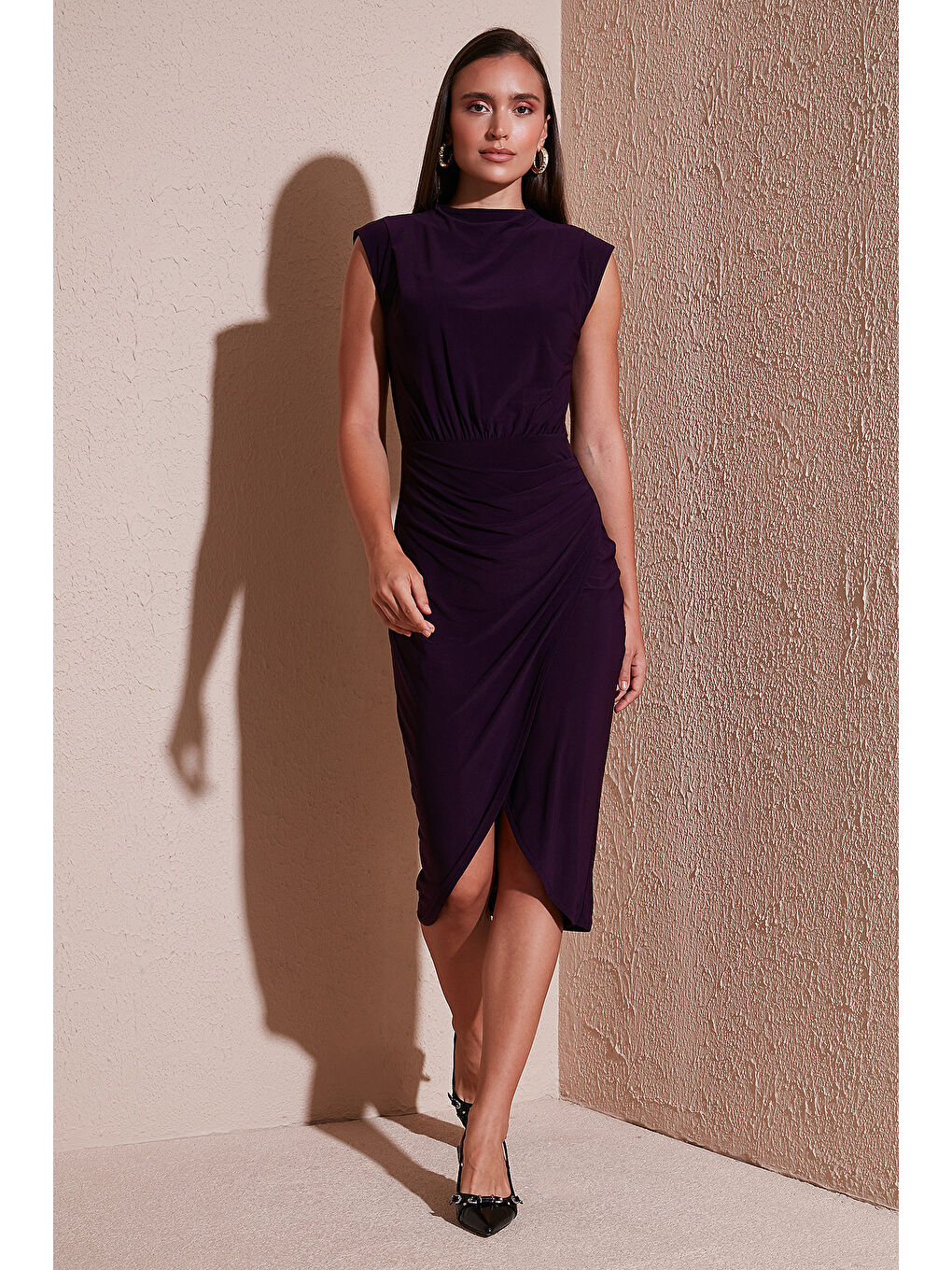 Mor Drape ve Yırtmaç Detaylı Sıfır Yaka Kolsuz Midi Boy Elbise 611EL694