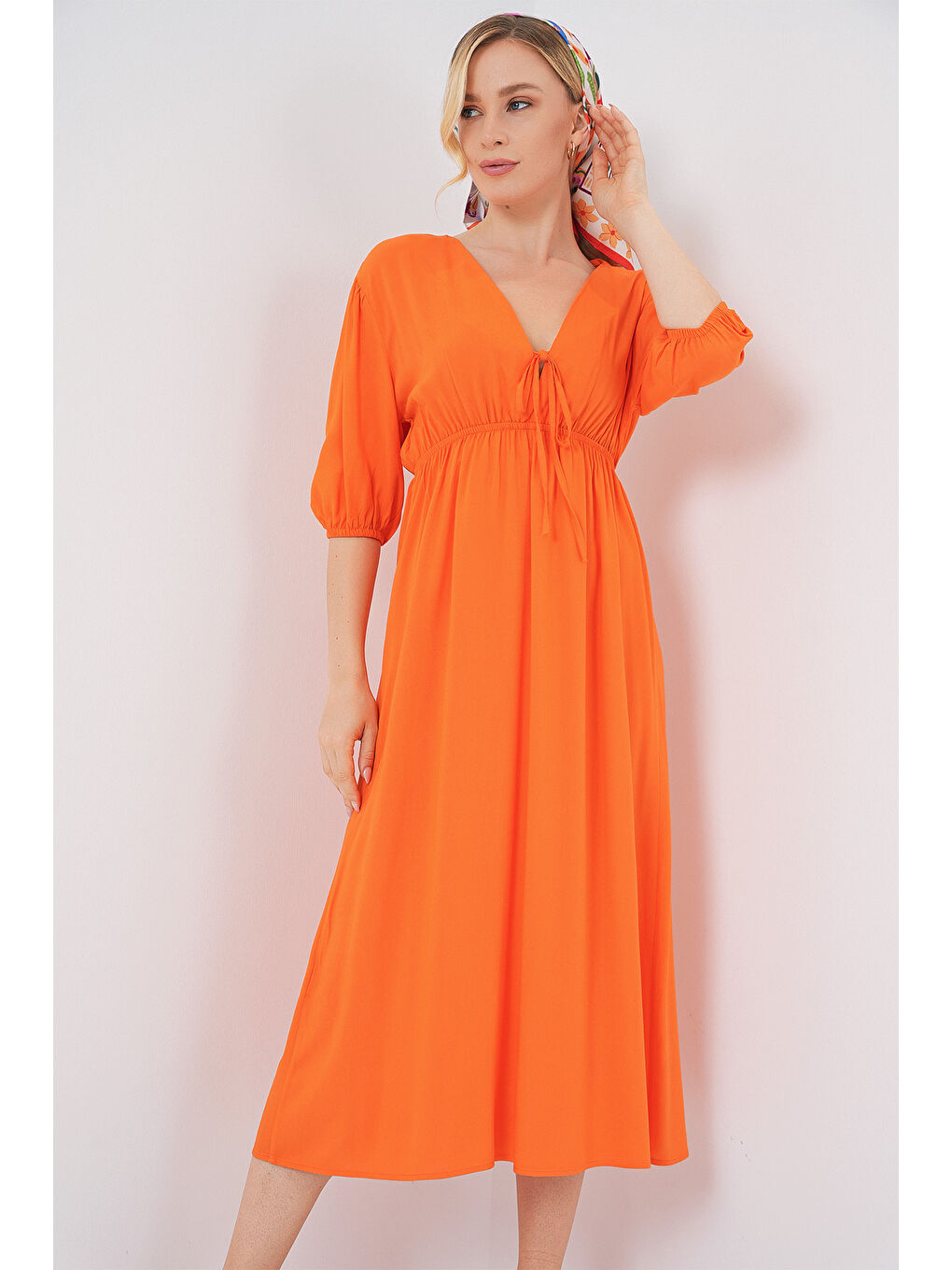2570 Kadın Beli Büzgülü V Yaka Elbise - Turuncu-2