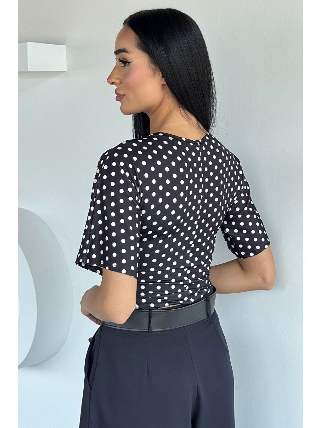 Siyah Kadın Yan Büzgülü Puantiyeli Bluz-3