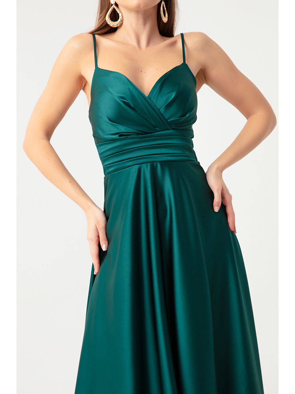 Kadın Zümrüt Yeşili İp Askılı Bel Kemerli Saten Midi Abiye & Mezuniyet Elbisesi-3