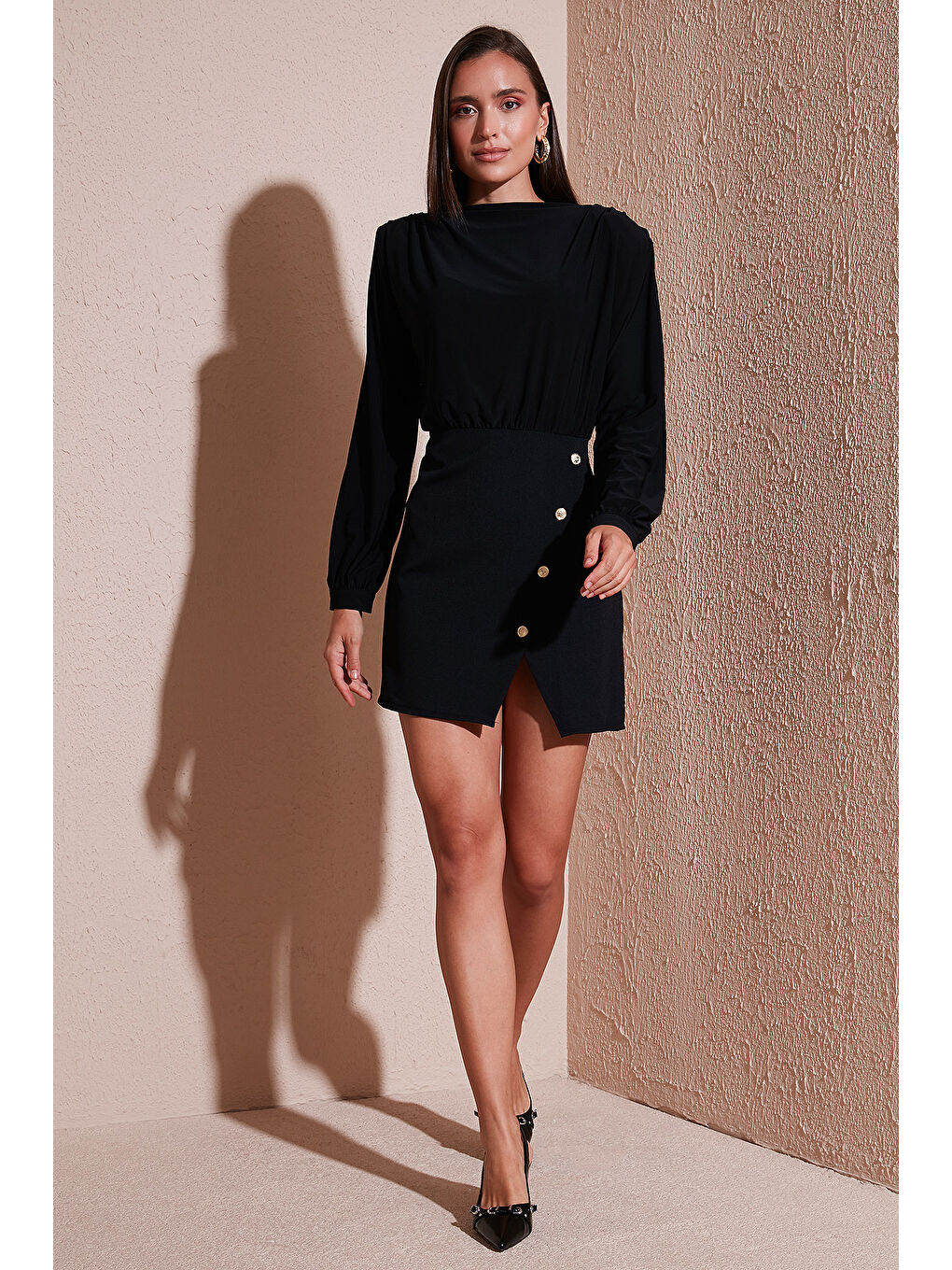 Siyah Vatkalı Regular Fit Yırtmaç Detaylı Dik Yaka Mini Boy Elbise 611EL751