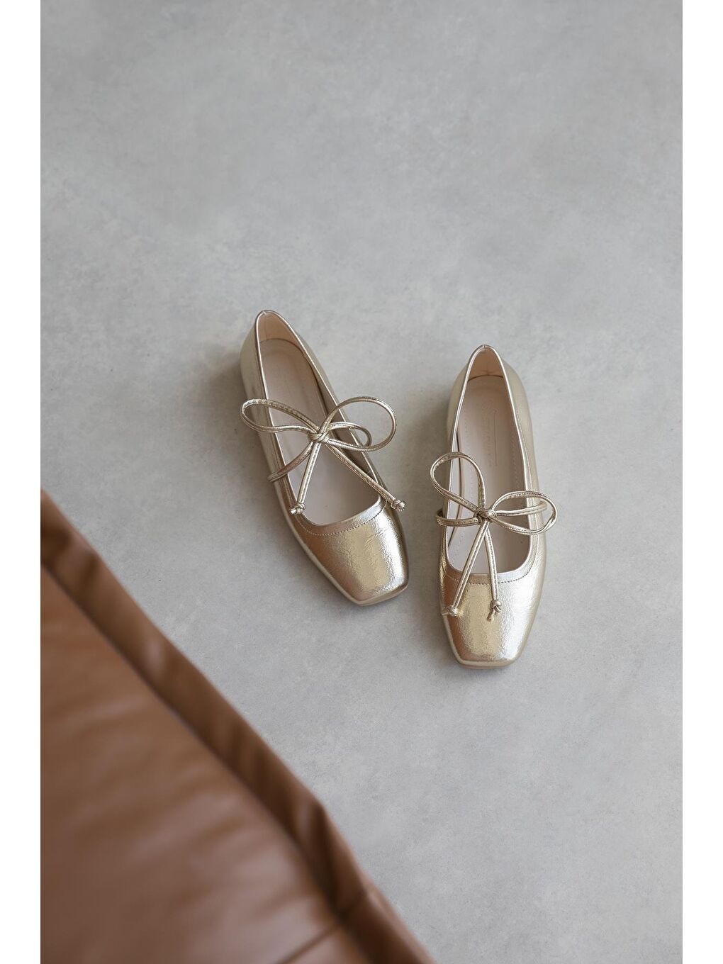 Sarı Sara Kadın Bilekten Bağlamalı Kırışık Deri Babet Altın