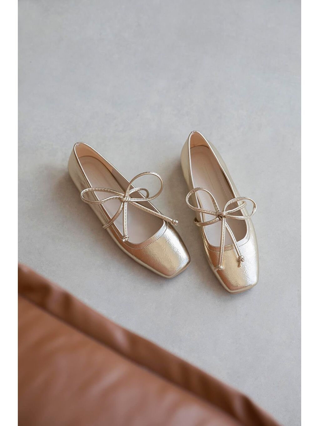 Sarı Sara Kadın Bilekten Bağlamalı Kırışık Deri Babet Altın-1