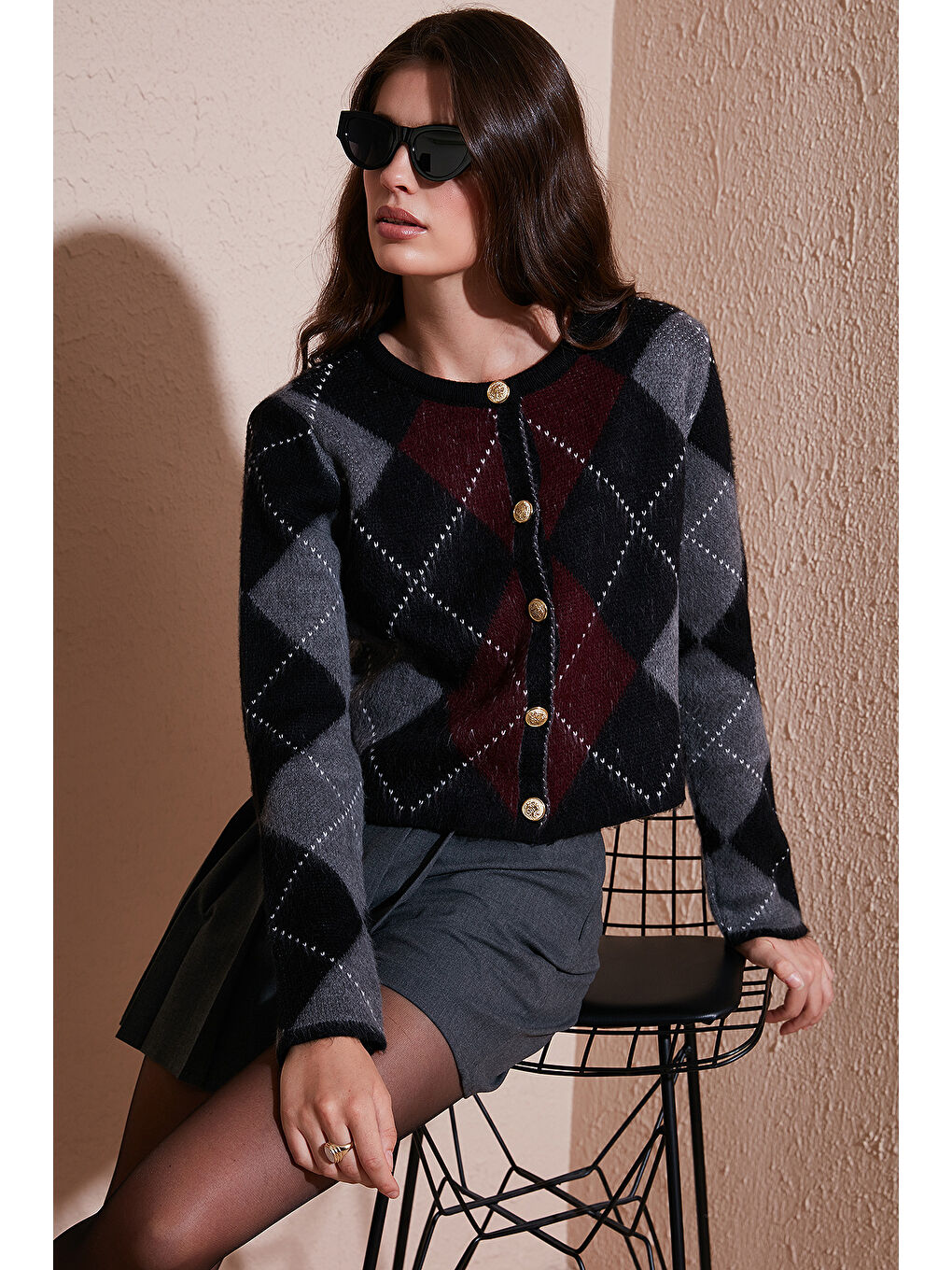 Siyah Regular Fit Bisiklet Yaka Baklava Desenli Düğmeli Crop Hırka 4615570-1