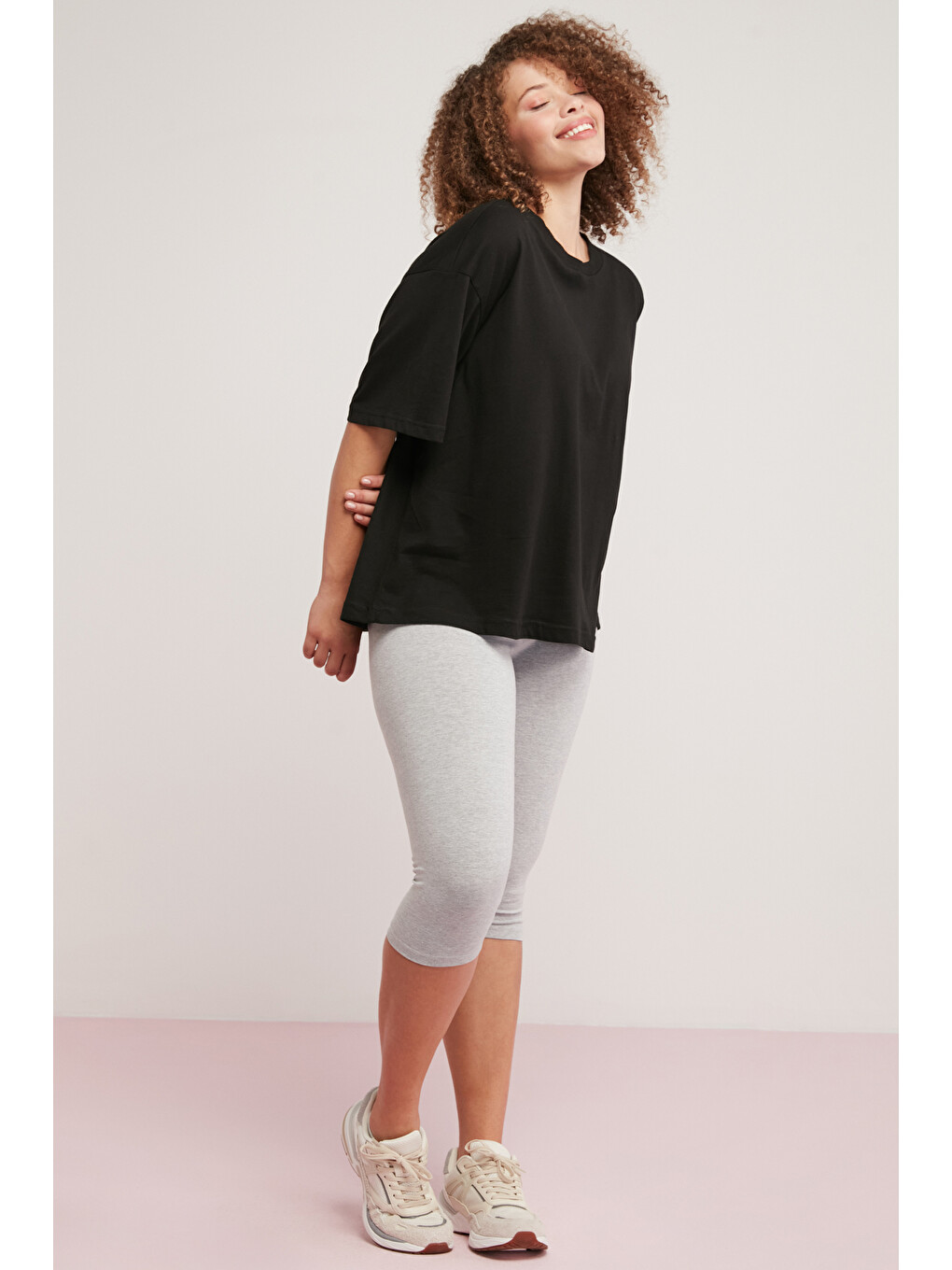 Allıson Kadın 100% Pamuk Oversize Fit Yuvarlak Yaka Yarım Kollu Basıc Siyah Büyük Beden T-shirt-4