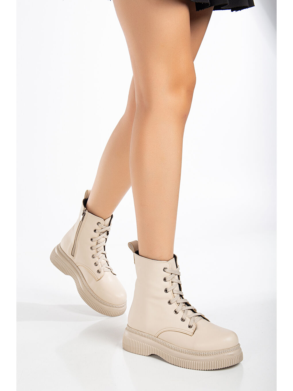 Kadın Bej Cilt Kalın Termo Taban Bağcklı ve Fermuarlı Bot