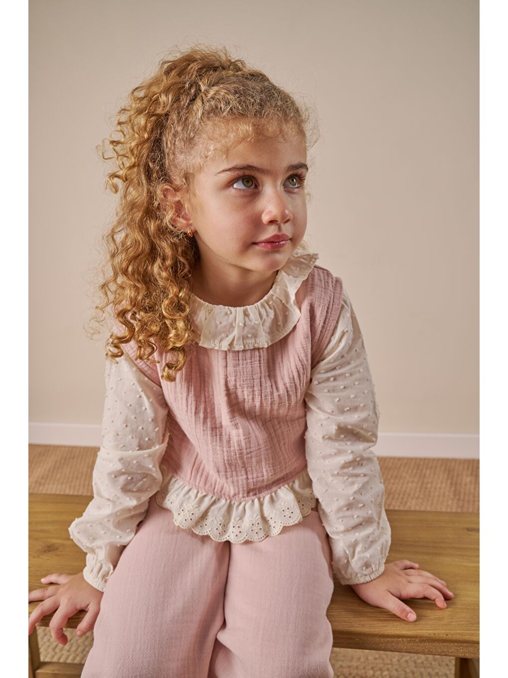 Pembe Kız Çocuk Pamuklu Pudra Dantel Yakalı Fırfırlı Takım - Uzun Kollu Bluz Ve Paça Fırfırlı Pantolon-1