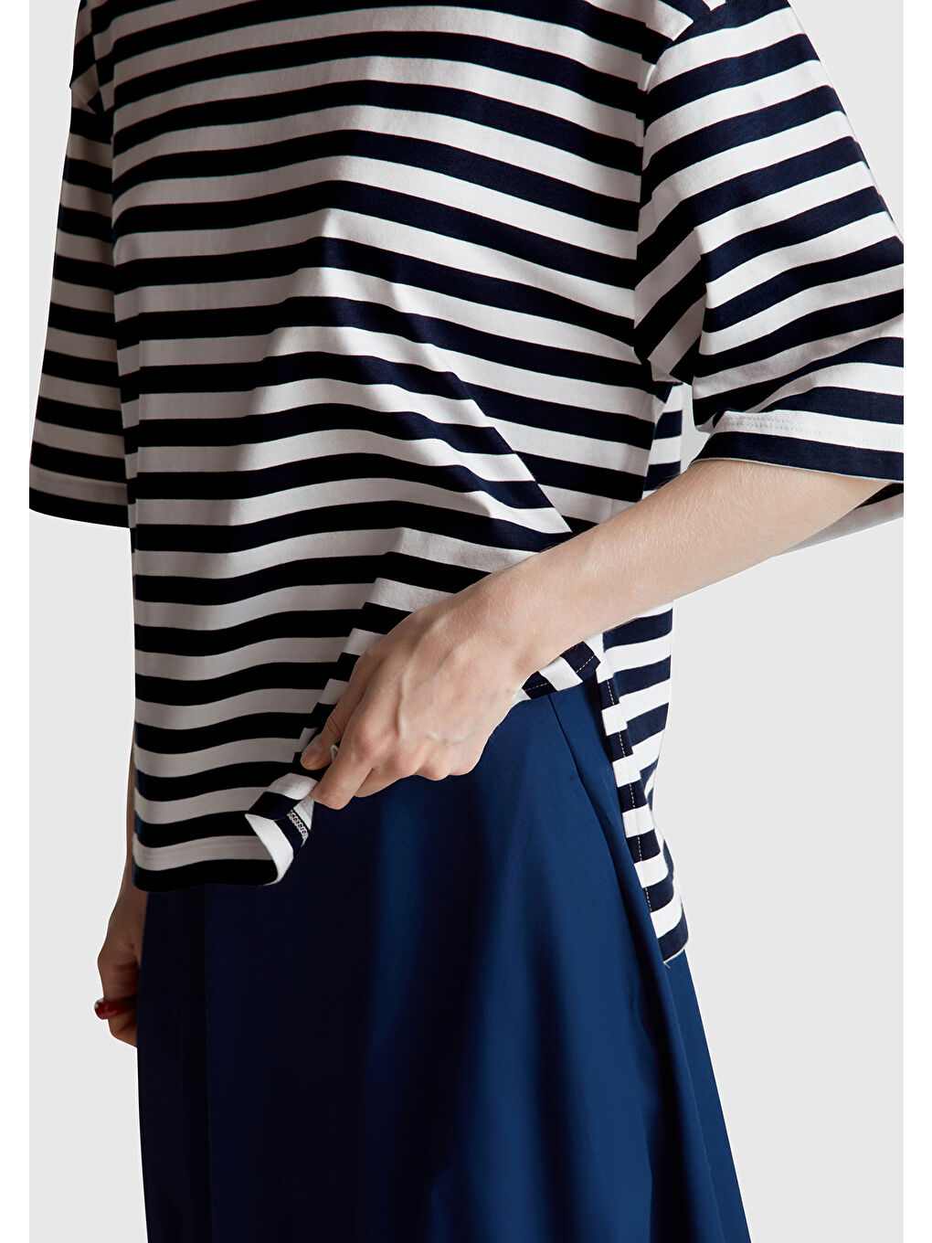 Kadın Lacivert %100 Pamuk Kalın Çizgili Yırtmaçlı Yarım Kol T-Shirt-5