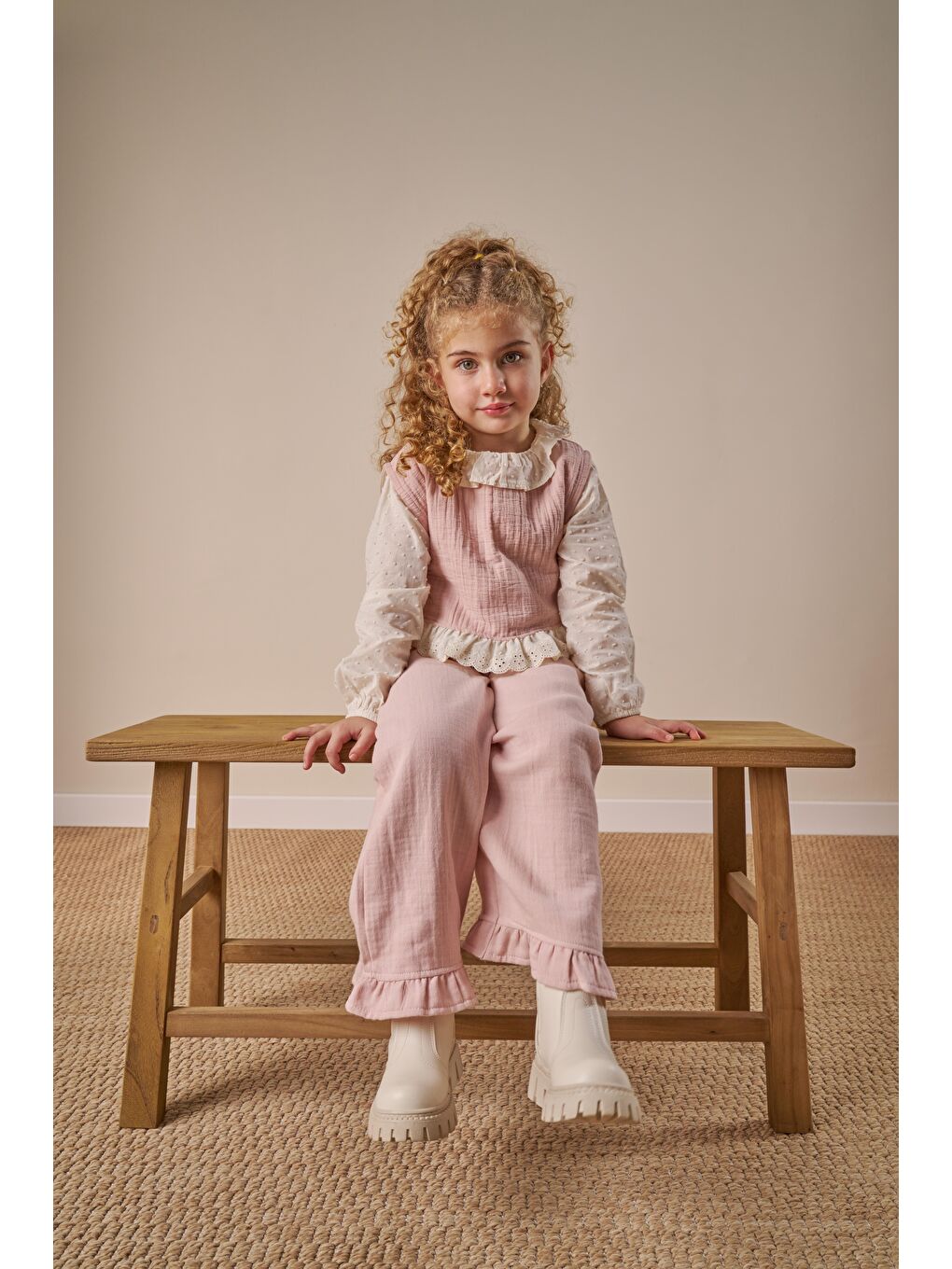 Pembe Kız Çocuk Pamuklu Pudra Dantel Yakalı Fırfırlı Takım - Uzun Kollu Bluz Ve Paça Fırfırlı Pantolon-2