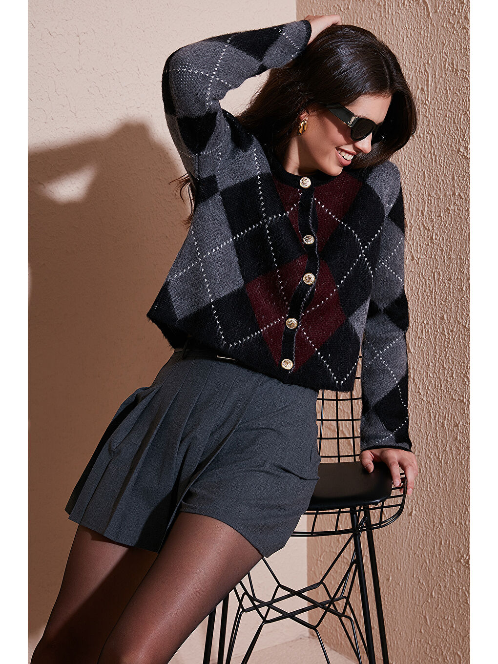 Siyah Regular Fit Bisiklet Yaka Baklava Desenli Düğmeli Crop Hırka 4615570-2