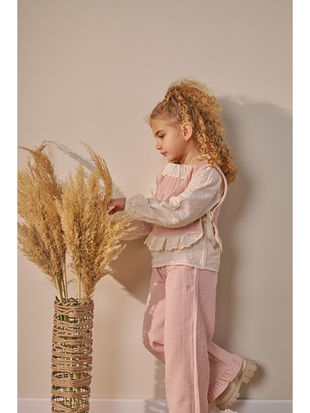 Pembe Kız Çocuk Pamuklu Pudra Dantel Yakalı Fırfırlı Takım - Uzun Kollu Bluz Ve Paça Fırfırlı Pantolon-4