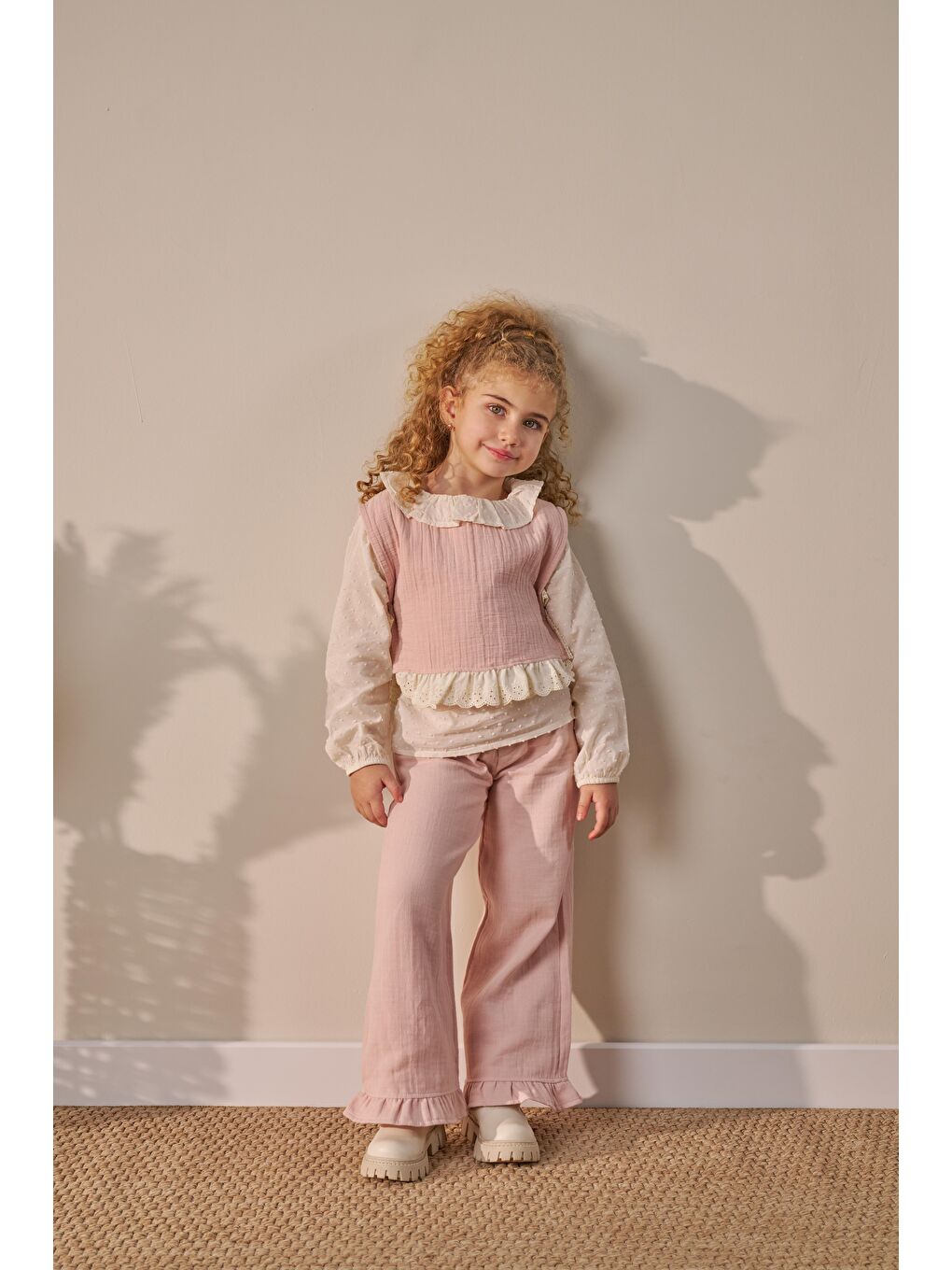 Pembe Kız Çocuk Pamuklu Pudra Dantel Yakalı Fırfırlı Takım - Uzun Kollu Bluz Ve Paça Fırfırlı Pantolon-5