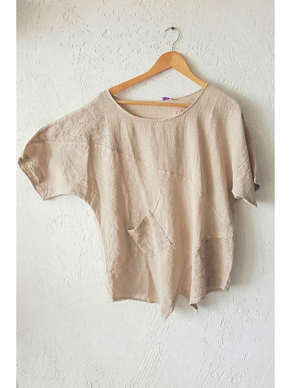 Bej Havuz Yaka Kısa Kol Cepli Brodeli Asimetrik Casual Keten Görünümlü Oversize Dokuma Bluz 75 67-6