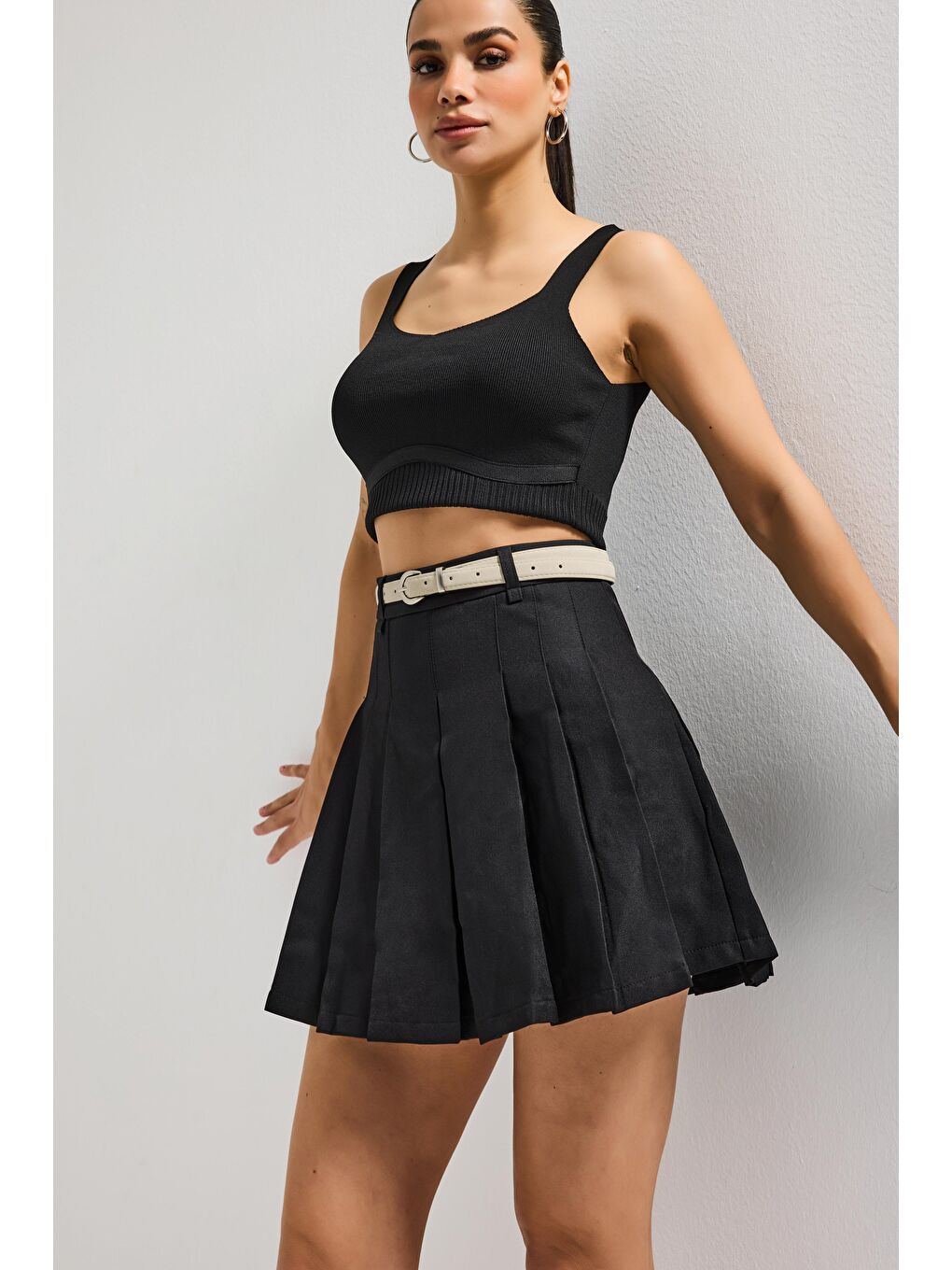 Kadın Siyah w5 Kemerli Pileli Organik Pamuk Kumaş İçi Şortlu Mini Etek-5