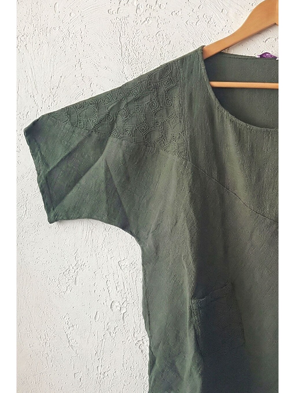 Koyu Haki Havuz Yaka Kısa Kol Cepli Brodeli Asimetrik Keten Görünümlü Oversize Dokuma Bluz 75 67-1