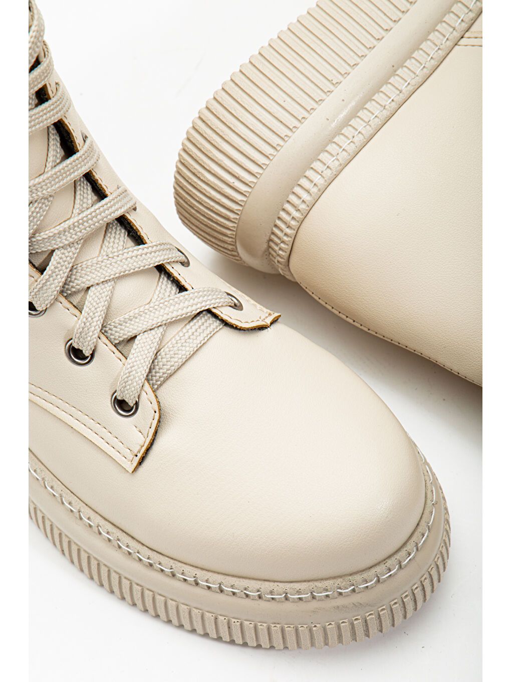 Kadın Bej Cilt Kalın Termo Taban Bağcklı ve Fermuarlı Bot-3