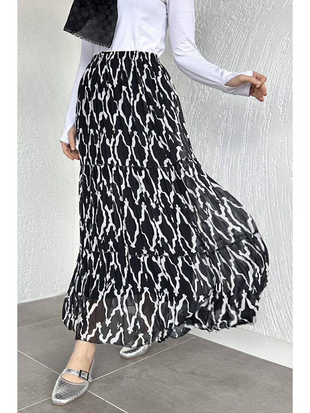 Siyah Bel Lastikli Desenli Şifon Tesettür Etek