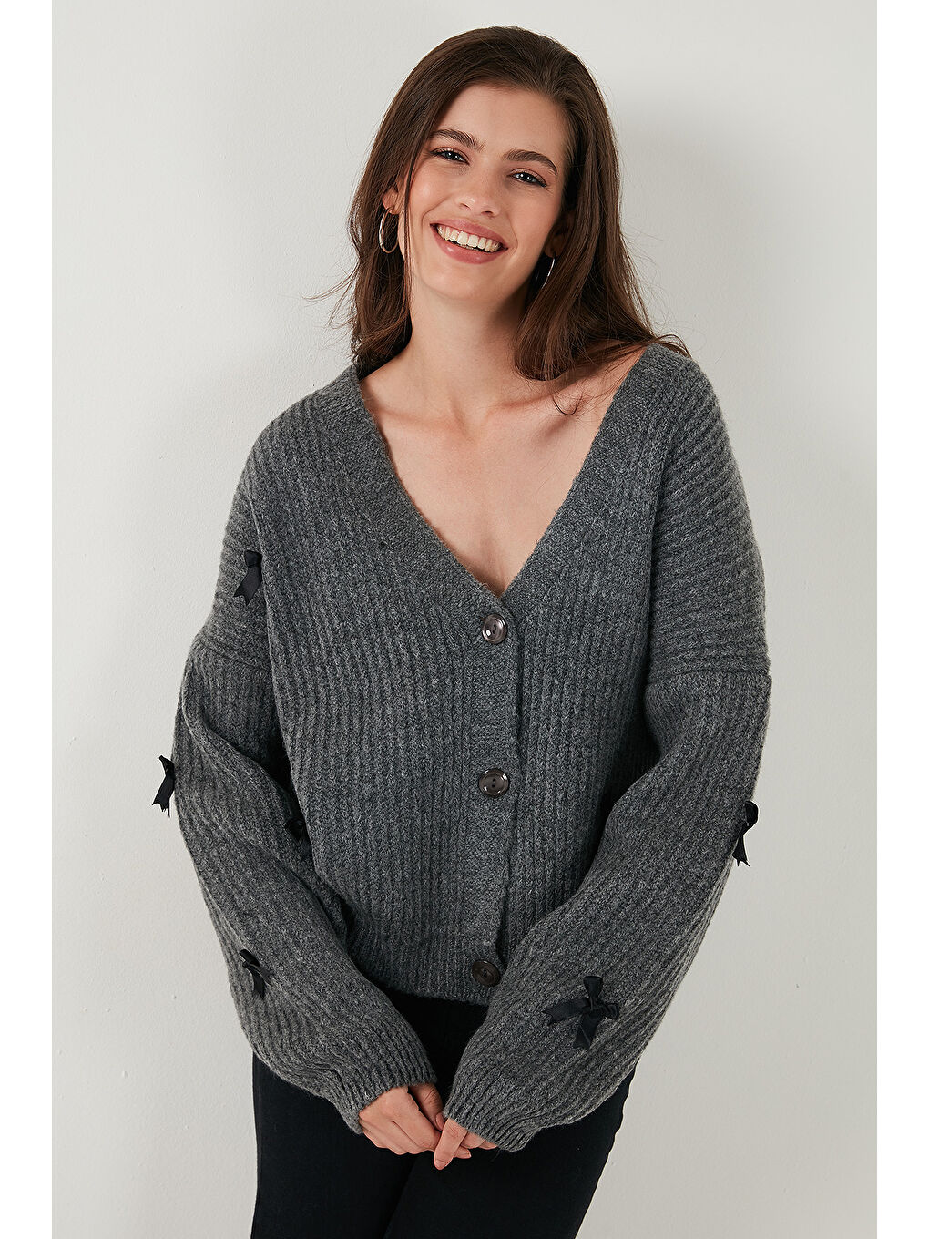 Antrasit Oversize Fit V Yaka Fiyonk Detaylı Düğmeli Hırka 4615577-3