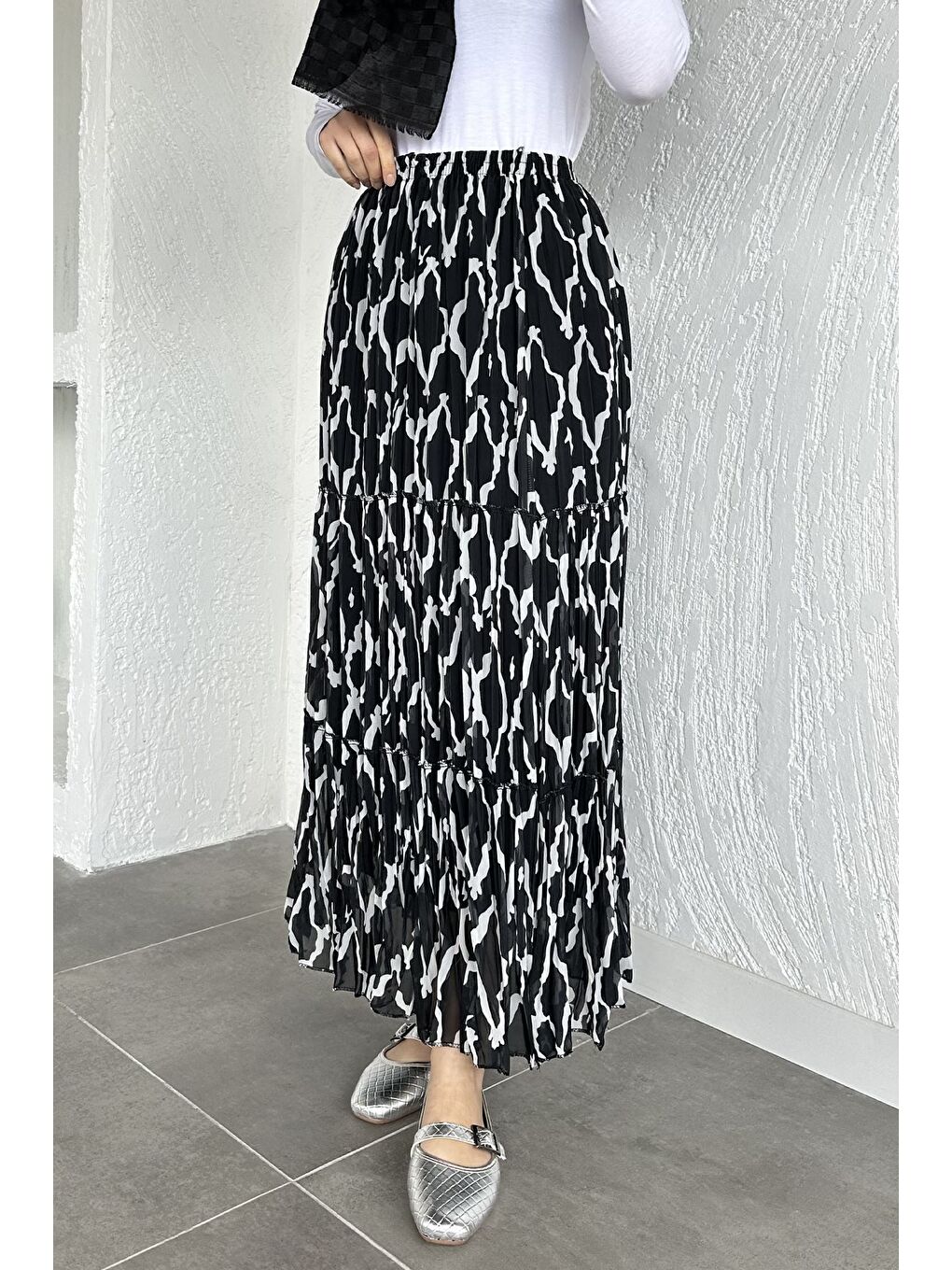 Siyah Bel Lastikli Desenli Şifon Tesettür Etek-3