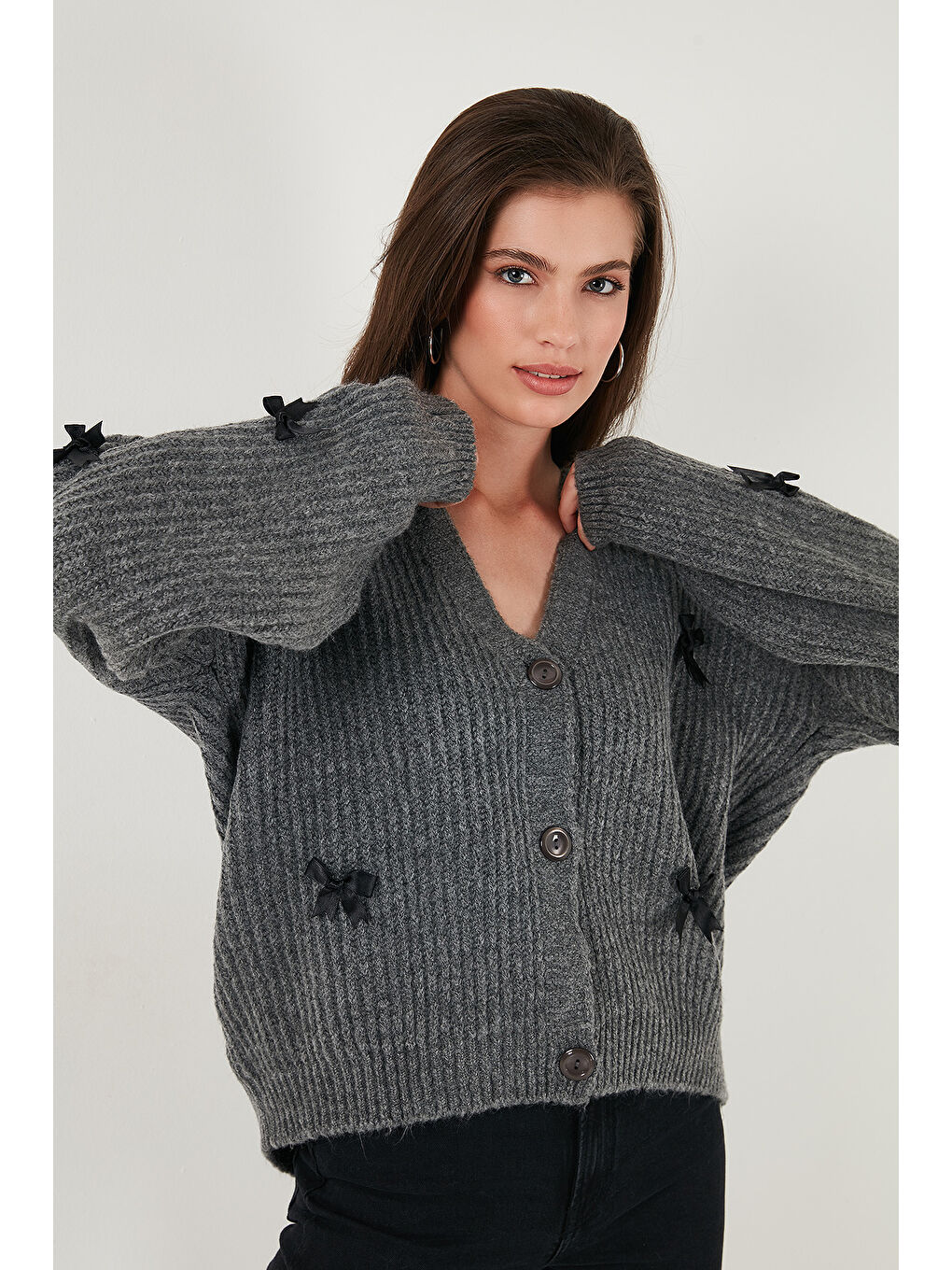 Antrasit Oversize Fit V Yaka Fiyonk Detaylı Düğmeli Hırka 4615577-4