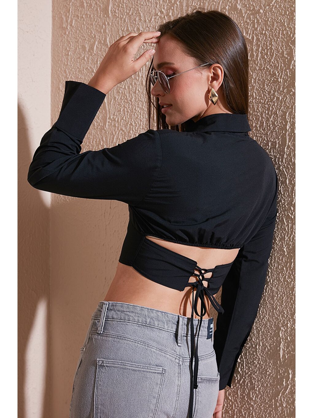 Siyah Fitted Fit Pamuklu Korse Detaylı Uzun Kollu Crop Gömlek 611GO00376-1