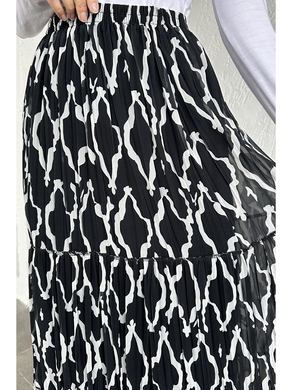 Siyah Bel Lastikli Desenli Şifon Tesettür Etek-7