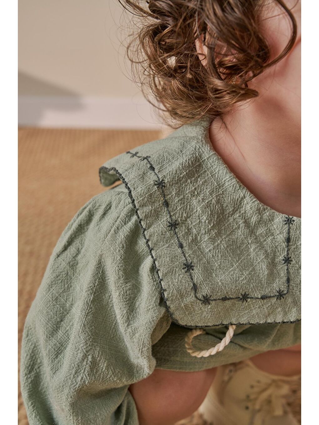 Kız Çocuk Pamuklu Adaçayı Yeşili Nakışlı Yaka Elbise Takım - Çantalı-2