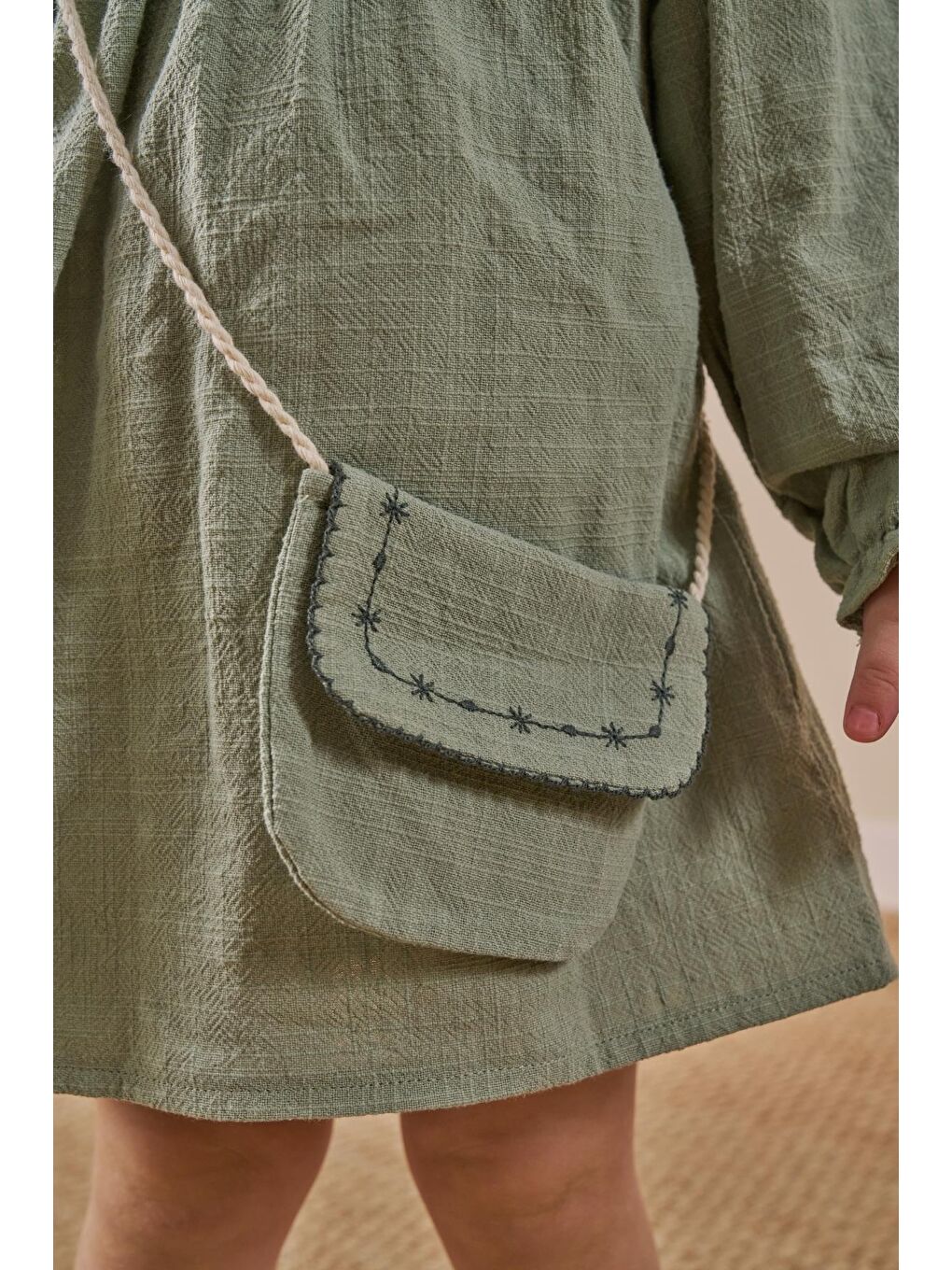 Kız Çocuk Pamuklu Adaçayı Yeşili Nakışlı Yaka Elbise Takım - Çantalı-4