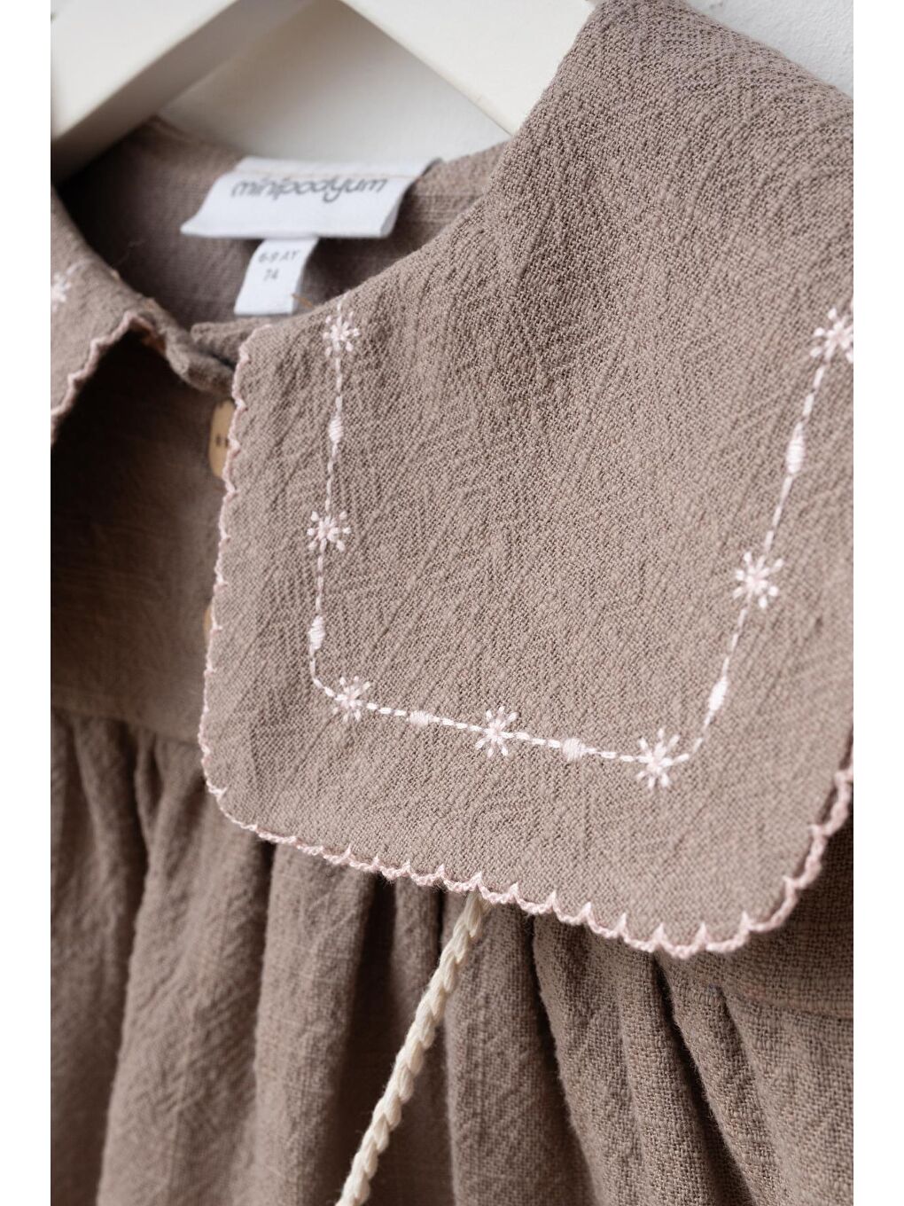 Kız Çocuk Pamuklu Adaçayı Kahverengi Nakışlı Yaka Elbise Takım - Çantalı-3