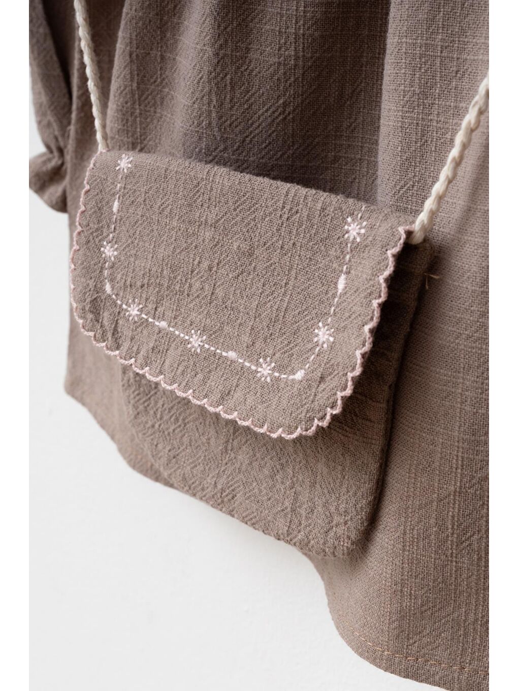 Kız Çocuk Pamuklu Adaçayı Kahverengi Nakışlı Yaka Elbise Takım - Çantalı-4