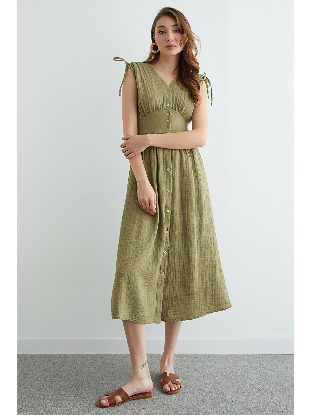 Haki Omuz Bağcıklı Düğmeli Müslin Elbise-4