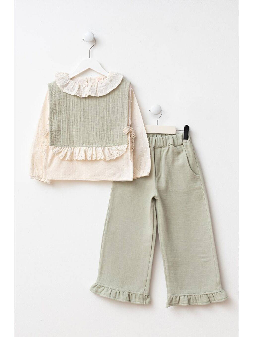 Kız Çocuk Pamuklu Adaçayı Yeşili Dantelli Fırfırlı 3'Lü Takım - Yelek Bluz Pantolon-1