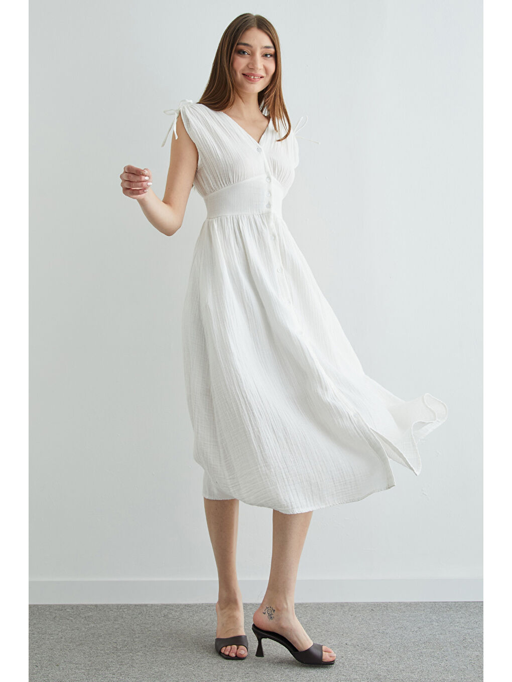 Beyaz Omuz Bağcıklı Düğmeli Müslin Elbise-2