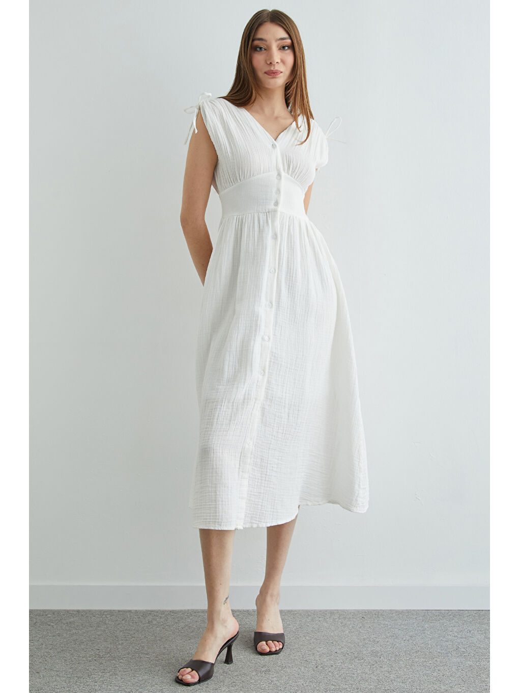 Beyaz Omuz Bağcıklı Düğmeli Müslin Elbise-3