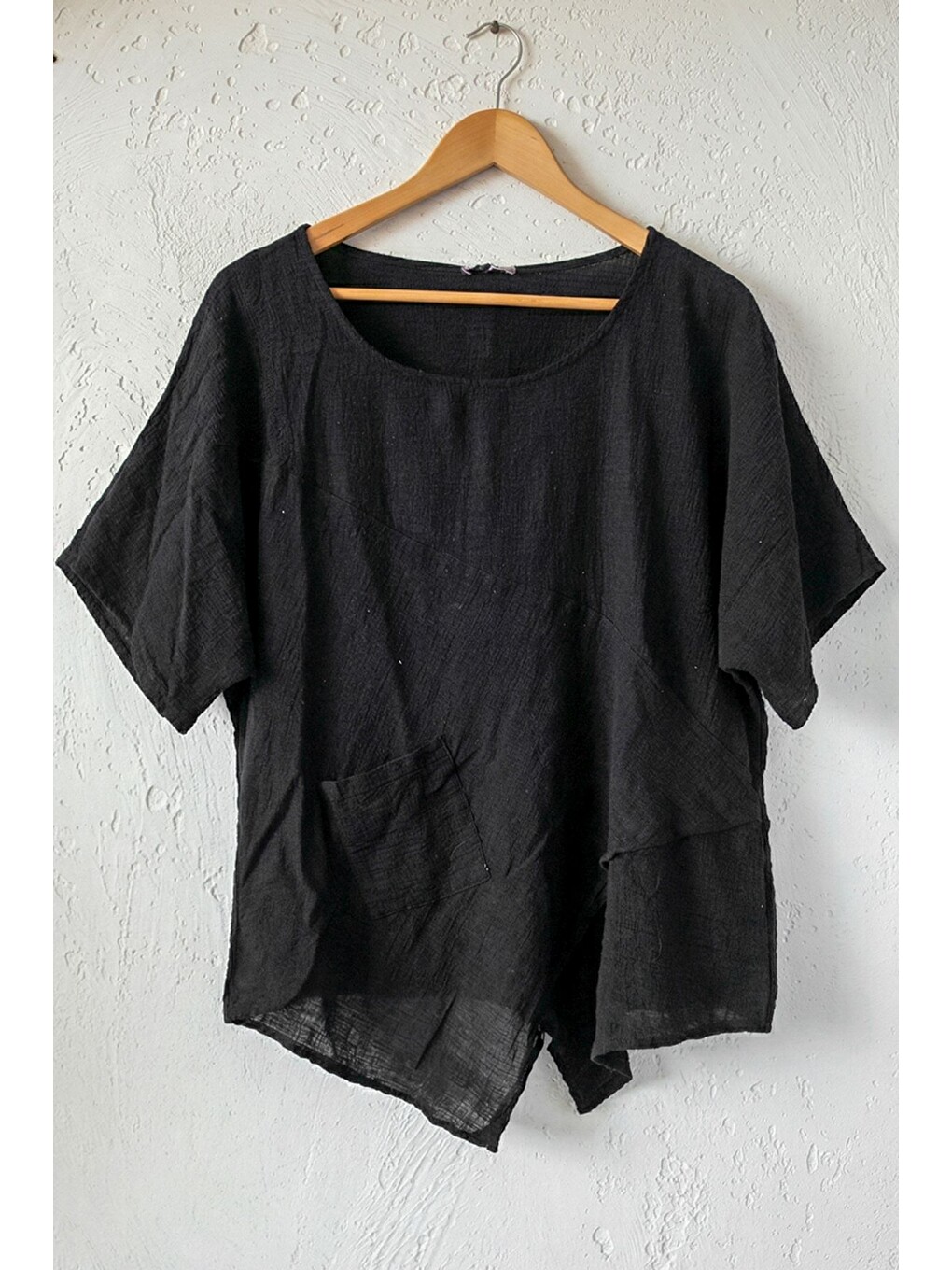 Siyah Havuz Yaka Kısa Kol Cepli Brodeli Asimetrik Casual Keten Görünümlü Oversize Dokuma Bluz 75 67-6