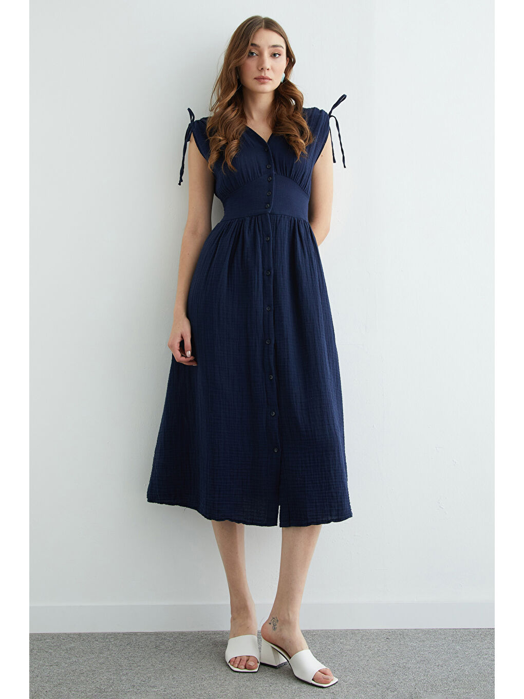 Lacivert Omuz Bağcıklı Düğmeli Müslin Elbise