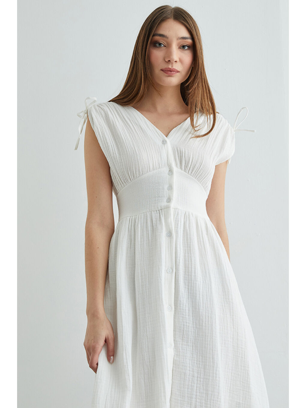 Beyaz Omuz Bağcıklı Düğmeli Müslin Elbise-4