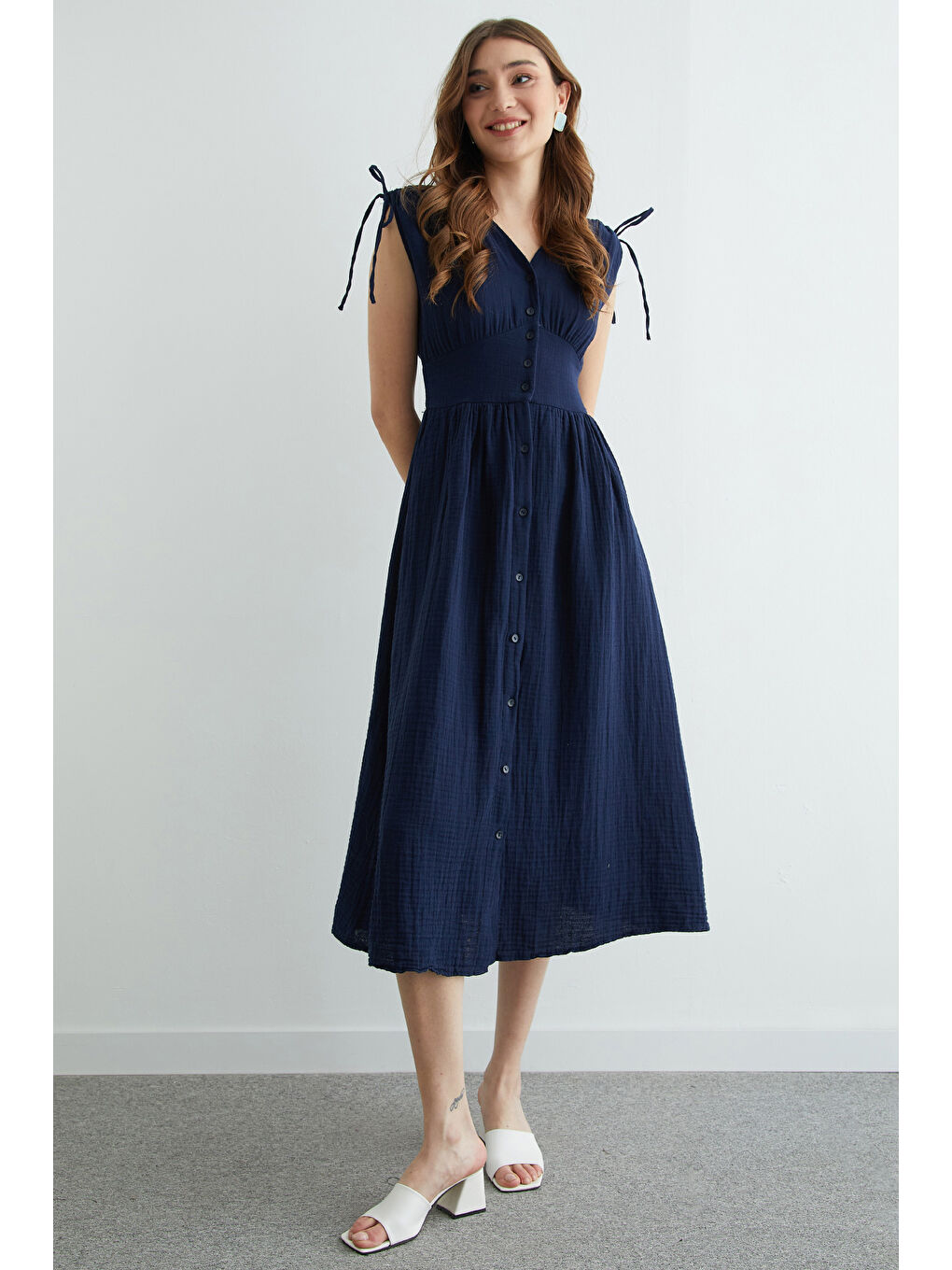 Lacivert Omuz Bağcıklı Düğmeli Müslin Elbise-2